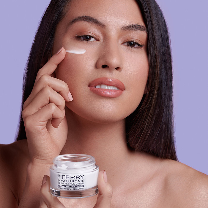 HH Concealer Campaign 2021 Model Angelika CREAM purple 1000x1000